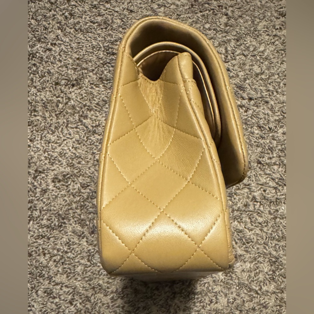 Chic Tan Quilted Leather Shoulder Bag - Picture 4 of 11